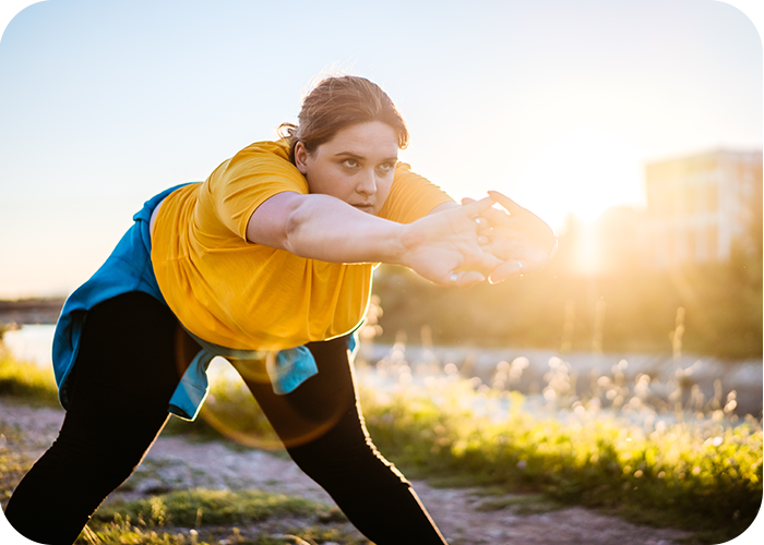 Junge Frau dehnt sich in der Natur