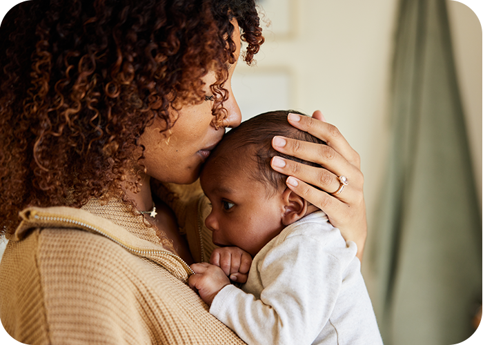 Mutter hält ihr neugeborenes Baby im Arm